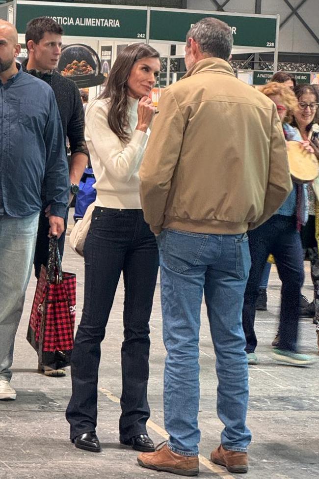 Letizia dėvėjo patogią išvaizdą su džinsais ir megztiniu.
