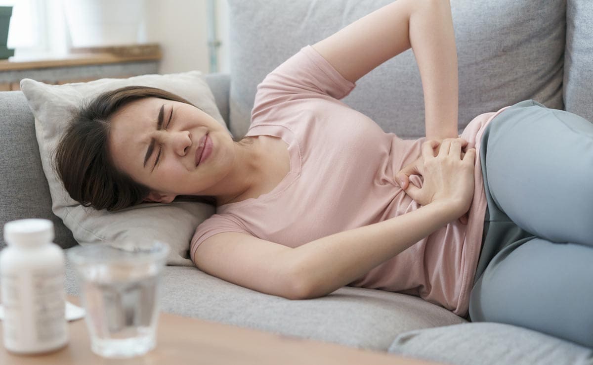 Nuolatinis menstruacinis skausmas nusipelno atsakymų, o ne atleidimo: mitybos specialistas pasakoja, kodėl