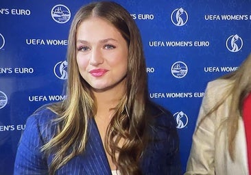 Princesės Leonoro žvilgsnis paskatinti Ispaniją „EuroCup“ finale: puošni mėlyna dryžuota švarkas