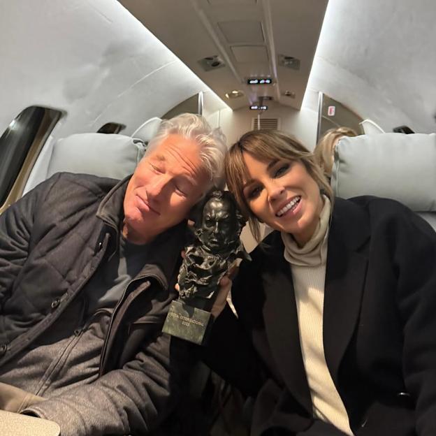 Richardas Gere'as ir jo žmona Alejandra Silva su Goya, kurią pasiekė aktorius. 