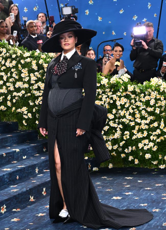 Rihanna su visišku Marc Jacobs išvaizda, nėščia „Met 2025“ šventėje (GTRE)