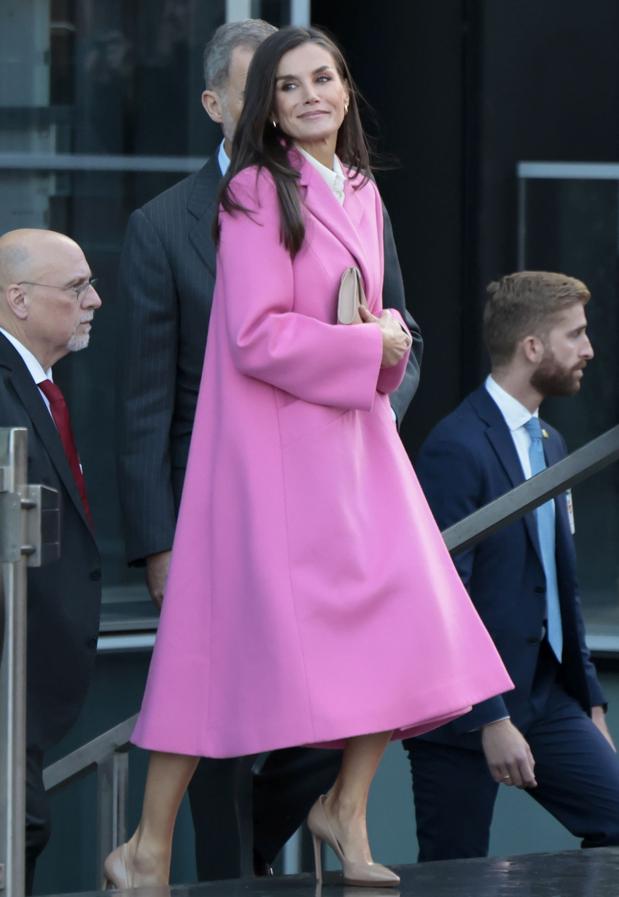 Karalienė Letizia su rožiniu Carolina Herrera paltu 2023 m. / GTRES