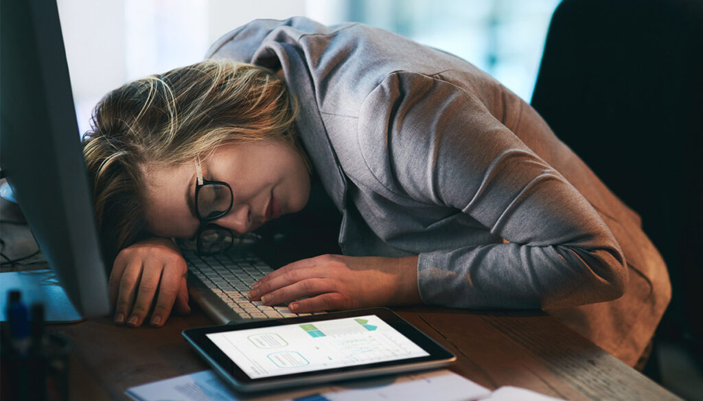 Visada pavargęs? Galbūt smegenys neteisingai apskaičiuoja pastangas: joga ir pilatesas gali padėti